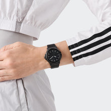 Laden Sie das Bild in den Galerie-Viewer, Adidas Unisex Uhr EXPRESSION THREE Edelstahl schwarz AOFH25504