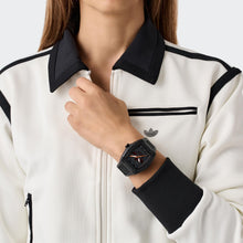 Laden Sie das Bild in den Galerie-Viewer, Adidas Unisex Uhr CITY TECH FIVE Kunststoff schwarz AOFH25509