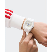 Laden Sie das Bild in den Galerie-Viewer, Adidas Unisex Uhr CITY TECH FIVE Kunststoff weiß AOFH25511