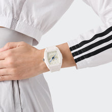 Laden Sie das Bild in den Galerie-Viewer, Adidas Unisex Uhr CITY TECH FIVE Kunststoff weiß AOFH25511
