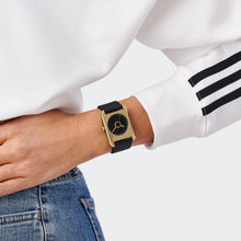 Laden Sie das Bild in den Galerie-Viewer, Adidas Unisex Uhr RETRO POP ONE Silikon schwarz AOST24080