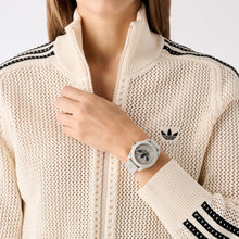 Laden Sie das Bild in den Galerie-Viewer, Adidas Unisex Uhr PROJECT FOUR Kunststoff grau AOST25035
