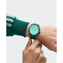 Laden Sie das Bild in den Galerie-Viewer, Adidas Unisex Uhr PROJECT FOUR SOLAR Kunststoff grün AOST25527