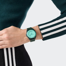 Laden Sie das Bild in den Galerie-Viewer, Adidas Unisex Uhr PROJECT FOUR SOLAR Kunststoff grün AOST25527