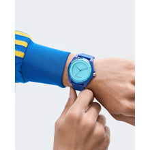 Laden Sie das Bild in den Galerie-Viewer, Adidas Unisex Uhr PROJECT FOUR SOLAR Kunststoff blau AOST25528