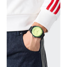 Laden Sie das Bild in den Galerie-Viewer, Adidas Unisex Uhr PROJECT FOUR SOLAR Kunststoff schwarz AOST25530