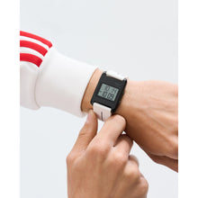 Laden Sie das Bild in den Galerie-Viewer, Adidas Unisex DIGITAL Uhr RETRO POP THREE Silikon weiß AOST25536