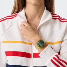 Laden Sie das Bild in den Galerie-Viewer, Adidas Unisex Uhr DIGITAL TWO CRYSTAL Silikon grün AOST25538