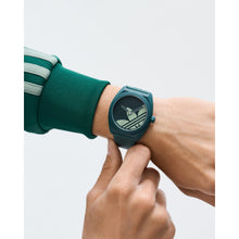 Laden Sie das Bild in den Galerie-Viewer, Adidas Unisex Uhr PROJECT THREE Kunststoff grün AOST25541