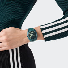 Laden Sie das Bild in den Galerie-Viewer, Adidas Unisex Uhr PROJECT THREE Kunststoff grün AOST25541