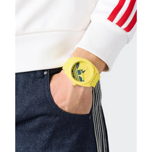Laden Sie das Bild in den Galerie-Viewer, Adidas Unisex Uhr PROJECT THREE Kunststoff gelb AOST25542