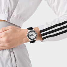 Laden Sie das Bild in den Galerie-Viewer, Adidas Unisex Uhr DISCOVERER TWO Silikon schwarz AOSY25516