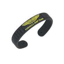 Laden Sie das Bild in den Galerie-Viewer, ASTON MARTIN Herren Armband Armreif Silikon schwarz AM FORMULA 1 MJFBF5BU1