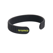 Laden Sie das Bild in den Galerie-Viewer, ASTON MARTIN Herren Armband Armreif Silikon schwarz AM FORMULA 1 MJFBF5BU1