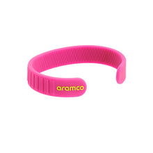 Laden Sie das Bild in den Galerie-Viewer, ASTON MARTIN Herren Armband Armreif Silikon pink AM FORMULA 1 MJFBF5BU2