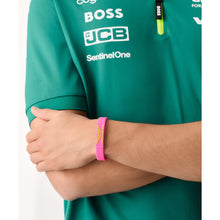 Laden Sie das Bild in den Galerie-Viewer, ASTON MARTIN Herren Armband Armreif Silikon pink AM FORMULA 1 MJFBF5BU2