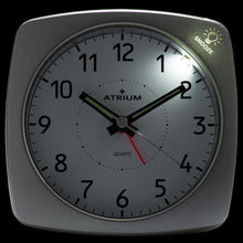 Laden Sie das Bild in den Galerie-Viewer, ATRIUM Wecker Analog Quarz silber A251-19 ohne Ticken mit Licht und Snooze