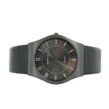 Laden Sie das Bild in den Galerie-Viewer, Bering Unisex Uhr Armbanduhr Titan Slim Classic - 11935-404-sw-1 Leder