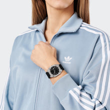 Laden Sie das Bild in den Galerie-Viewer, Adidas Unisex Uhr CITY TECH THIN Silikon schwarz AOFH24002