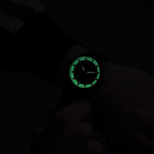Laden Sie das Bild in den Galerie-Viewer, Adidas Unisex Uhr ICONIC ONE Silikon schwarz AOFH25001