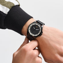 Laden Sie das Bild in den Galerie-Viewer, Adidas Unisex Uhr ICONIC ONE Silikon schwarz AOFH25001