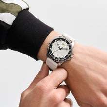 Laden Sie das Bild in den Galerie-Viewer, Adidas Unisex Uhr ICONIC ONE Silikon weiß AOFH25002