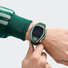 Laden Sie das Bild in den Galerie-Viewer, Adidas Unisex Uhr DIGITAL Athletics One Kunststoff grün AOFH26025