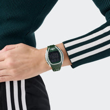 Laden Sie das Bild in den Galerie-Viewer, Adidas Unisex Uhr DIGITAL Athletics One Kunststoff grün AOFH26025