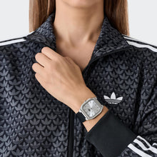 Laden Sie das Bild in den Galerie-Viewer, Adidas Unisex Uhr CITY TECH SQUARE Silikon schwarz AOFH26513