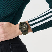 Laden Sie das Bild in den Galerie-Viewer, Adidas Unisex Uhr CITY TECH FIVE Kunststoff grün AOFH26531