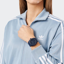 Laden Sie das Bild in den Galerie-Viewer, Adidas Unisex Uhr PROJECT THREE Keramik blau AOST24051