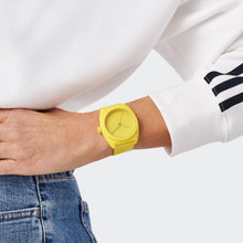 Laden Sie das Bild in den Galerie-Viewer, Adidas Unisex Uhr PROJECT THREE Keramik gelb AOST24054