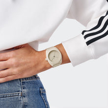 Laden Sie das Bild in den Galerie-Viewer, Adidas Unisex Uhr PROJECT THREE Keramik beige AOST24055