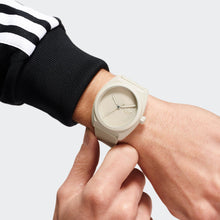 Laden Sie das Bild in den Galerie-Viewer, Adidas Unisex Uhr PROJECT THREE Keramik beige AOST24055