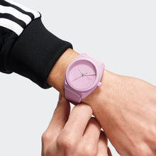 Laden Sie das Bild in den Galerie-Viewer, Adidas Unisex Uhr PROJECT THREE Keramik pink AOST24056