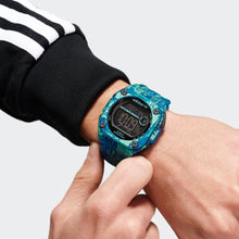 Laden Sie das Bild in den Galerie-Viewer, Adidas Unisex Uhr CITY TECH TWO GRFX Kunststoff blau AOST24077
