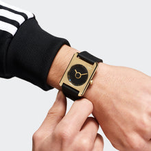 Laden Sie das Bild in den Galerie-Viewer, Adidas Unisex Uhr RETRO POP ONE Silikon schwarz AOST24080