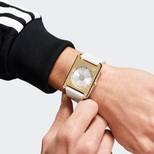 Laden Sie das Bild in den Galerie-Viewer, Adidas Unisex Uhr RETRO POP ONE Silikon weiß AOST24081