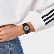 Laden Sie das Bild in den Galerie-Viewer, Adidas Unisex Uhr RETRO POP ONE Silikon schwarz AOST24082