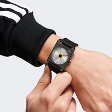 Laden Sie das Bild in den Galerie-Viewer, Adidas Unisex Uhr RETRO POP ONE Silikon schwarz AOST24082