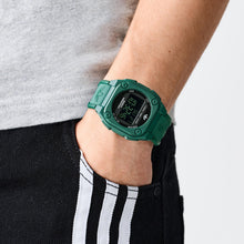 Laden Sie das Bild in den Galerie-Viewer, Adidas Unisex Uhr DIGITAL Silikon grün AOST25032