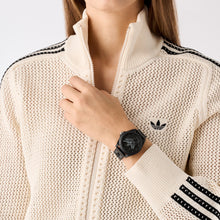 Laden Sie das Bild in den Galerie-Viewer, Adidas Unisex Uhr PROJECT FOUR Kunststoff schwarz AOST25033