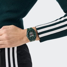 Laden Sie das Bild in den Galerie-Viewer, Adidas Unisex Uhr PROJECT TWO Kunststoff grün AOST26029
