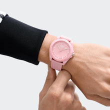 Laden Sie das Bild in den Galerie-Viewer, Adidas Unisex Uhr PROJECT FOUR Kunststoff rosa AOST26039