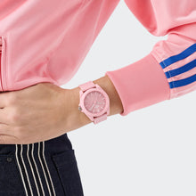 Laden Sie das Bild in den Galerie-Viewer, Adidas Unisex Uhr PROJECT FOUR Kunststoff rosa AOST26039