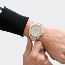 Laden Sie das Bild in den Galerie-Viewer, Adidas Unisex Uhr PROJECT FOUR Kunststoff beige AOST26040