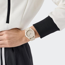 Laden Sie das Bild in den Galerie-Viewer, Adidas Unisex Uhr PROJECT FOUR Kunststoff beige AOST26040