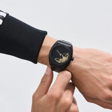 Laden Sie das Bild in den Galerie-Viewer, Adidas Unisex Uhr PROJECT THREE Kunststoff schwarz AOST26505