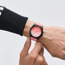 Laden Sie das Bild in den Galerie-Viewer, Adidas Unisex Uhr PROJECT FOUR GRFX Kunststoff pink AOST26510