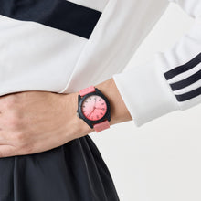Laden Sie das Bild in den Galerie-Viewer, Adidas Unisex Uhr PROJECT FOUR GRFX Kunststoff pink AOST26510
